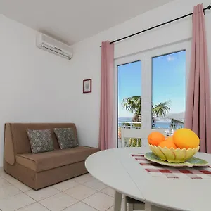 Biserka - 50 M From Apartament Trogir